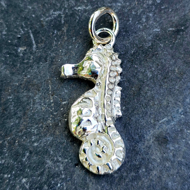 Handmodelliertes Seepferdchen – massiv gearbeitet – 925 Sterling Silber